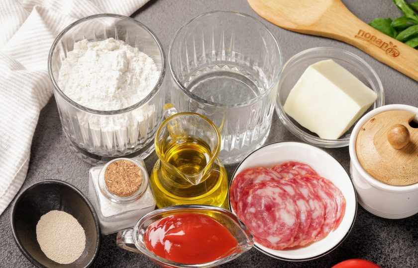 1. Этап. Пицца Кальцоне: Подготовьте все ингредиенты по списку. Начинку можете взять любую на ваш вкус.