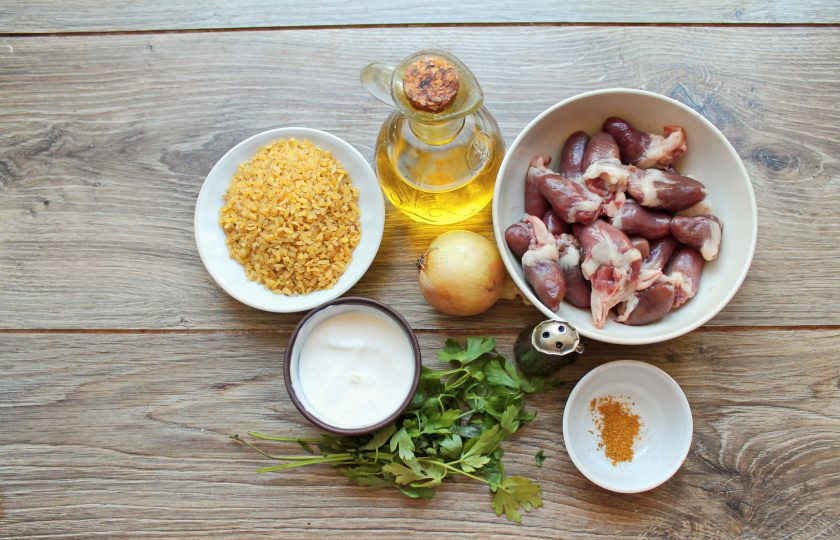 1. Этап. Булгур с куриными сердечками: Подготовьте все необходимые ингредиенты для приготовления булгура с куриными сердечками.