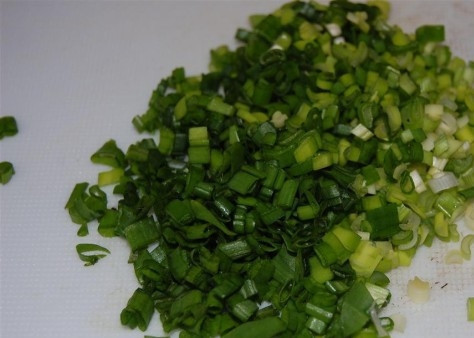 1. Этап. Салат Береза: Мелко нарезаем перья зеленого лука.