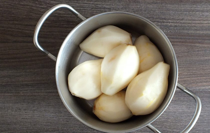 1. Этап. Груши со сгущенным молоком на зиму: Груши вымойте. С помощью овощечистки снимите тонкий слой кожуры.