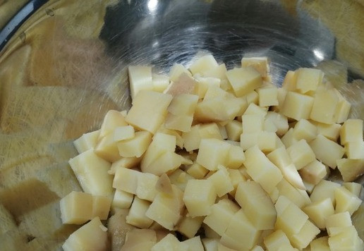 1. Этап. Картофельный салат с солеными груздями: Картофель нарезать кубиками.
