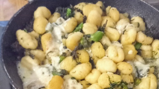 1. Этап. Обуглившиеся ньокки, брокколи и горгонзола: Добавить содержимое салатницы в сковороду. Добавить горгонзолу и 2)3 укропа. Готовить под крышкой 3-5 минут до расплавления сыра. Перемешать