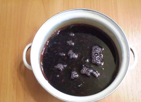 1. Этап. Смородиновый десерт: 2. Кладем смородину в воду и ставим на огонь. Варим 7-10 минут.