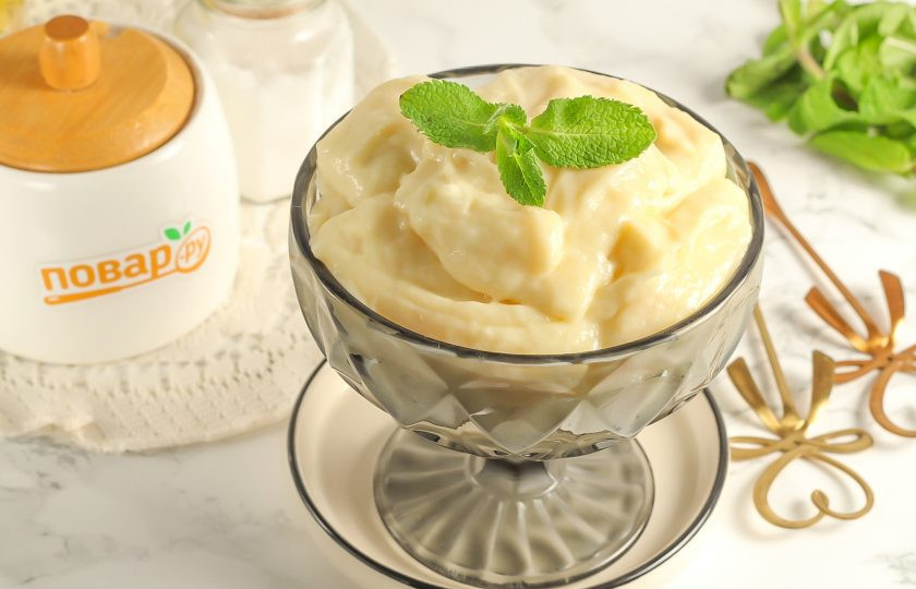 1. Этап. Заварной крем с коньяком: Готовый крем выложите в креманку или пиалу и подайте к столу. Им можно наполнить заварные пирожные, вафельные трубочки, подать его с блинами и т.д.