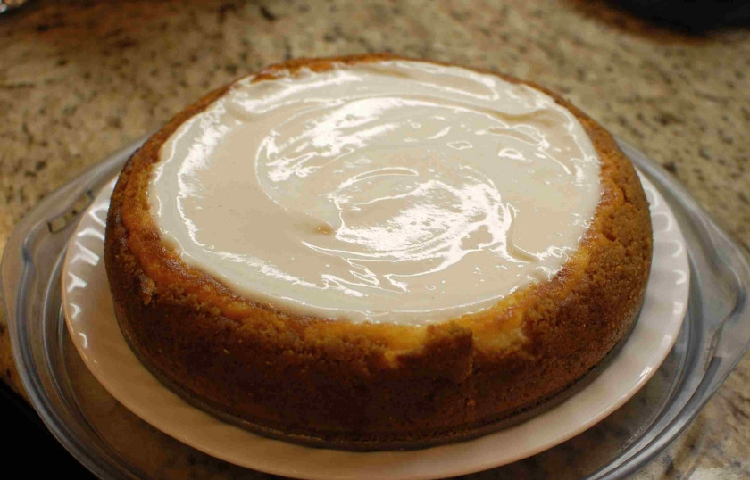 1. Этап. Итальянский пирог с сыром: Можете взбить сметану с сахаром и смазать верх пирога этой смесью. Перед подачей на стол храните в холодильнике.