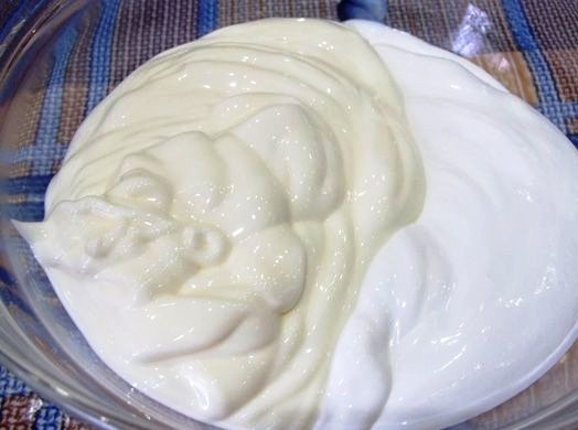 1. Этап. Чесночный соус для пиццы: Смешайте в миске сметану и майонез.