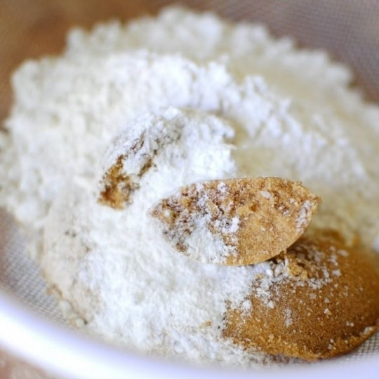 1. Этап. Оладьи с базиликом и шоколадом: Добавляем к муке соль, сахар и разрыхлитель.