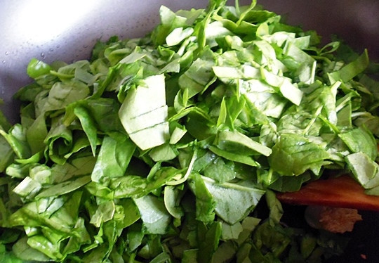 1. Этап. Цыпленок на зеленой подушке: Добавьте к чесноку с луком шпинат, протомите все две минуты на сильном огне.