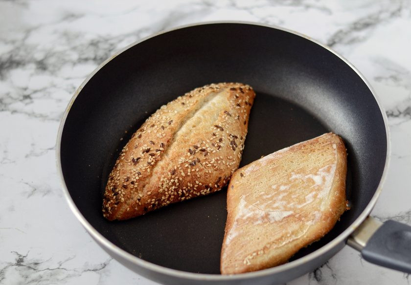 1. Этап. Тост с клубникой: Разрежьте булочку пополам и подсушите на сковороде до хрустящей корочки.