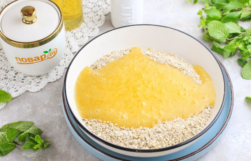 1. Этап. Мультизлаковое печенье: Всыпьте измельченные хлопья в глубокую емкость и добавьте туда же яичную массу. Тщательно перемешайте и оставьте на полчаса — это обязательное условие! Хлопья должны набухнуть!