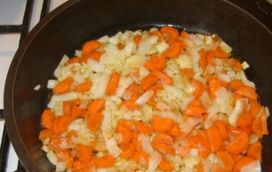 1. Этап. Грибной суп с чечевицей: Добавьте морковь к луку, жарьте еще 5 минут. Затем переложите овощи в тарелку.