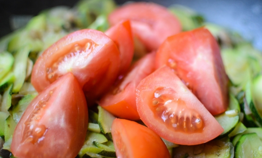 1. Этап. Тушеные овощи с сыром: Немного потушите цукини. Они должны стать немного мягкими и побледнеть. Порежьте помидоры дольками и добавьте к тушёным овощам.