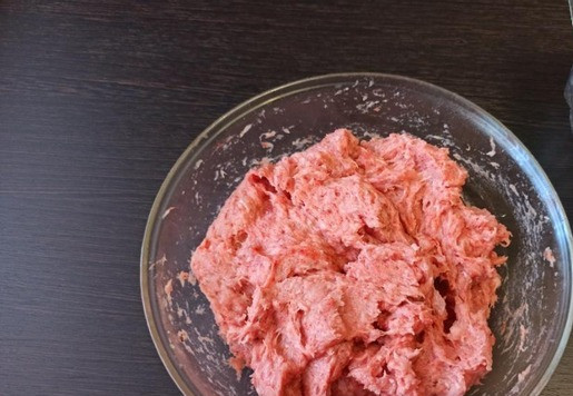 1. Этап. Кабаносси из индейки: Фарш из индейки ИНДИЛАЙТ приправить специями, посолить. Советую НЕ досолить, потому что в процессе сушки будет испаряться влага и нормально солёный фарш станет пересоленными колбасками. Тут уж не до перекуса. Надо за пивом идти. :)) Хорошо вымесить фарш, накрыть пленкой и отправить в холодильник на 12-15 часов. Я не очень люблю нитритную соль, но немного положила (маленькую щепотку). И уксус тоже влила для обеззараживания и в качестве консерванта, так сказать. На вкус это не повлияло.