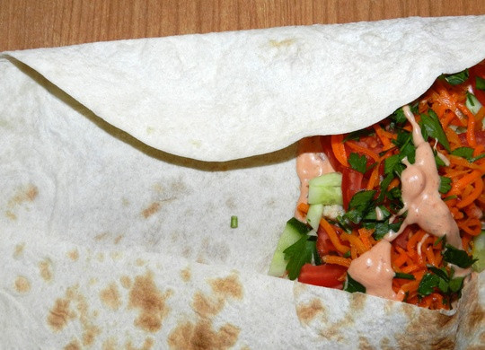 1. Этап. Шаурма из баранины: 6. Теперь промазываем край шаурмы соусом, выкладываем мясо, овощи и сыр. Лаваш можно разделить на две части, но я предпочитаю делать с целой порции.