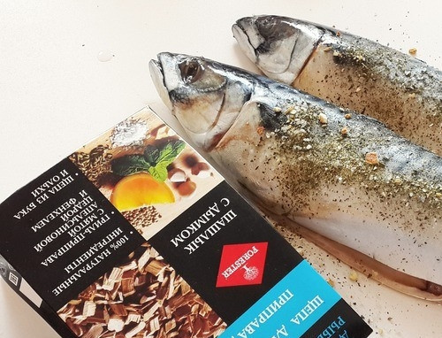 1. Этап. Скумбрия на углях: Если вы используете замороженную скумбрию, то ее следует предварительно разморозить. Затем выпотрошите рыбу, достаньте из нее жабры. Натрите скумбрию специями.