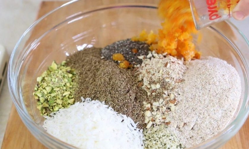 1. Этап. Сладкий хлеб с семечками: 2. После этого соедините вместе нарубленную мелко курагу, все семена, соль, кокосовую стружку, превращённые в муку хлопья, измельчённые орехи и шелуху.