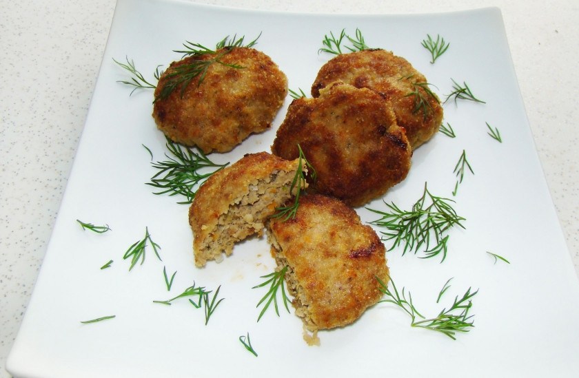 1. Этап. Вкусные котлеты из свинины: 3. Обжарим на растительном масле в разогретой сковороде на среднем огне. Жарить надо по минут 8 с каждой стороны. Я обычно сначала обжариваю на средне-высоком огне до коричнево-золотистой корочки с двух сторон, потом добавляю чуть более полустакана кипяченой воды или бульона, накрываю крышкой и оставляю на средне-медленном огне тушиться на минут 12-15. Приятного аппетита!