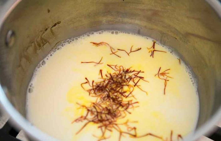 1. Этап. Булочки с шафраном: 1. В сотейник налейте молоко, добавьте чайную ложку сахара и шафран.