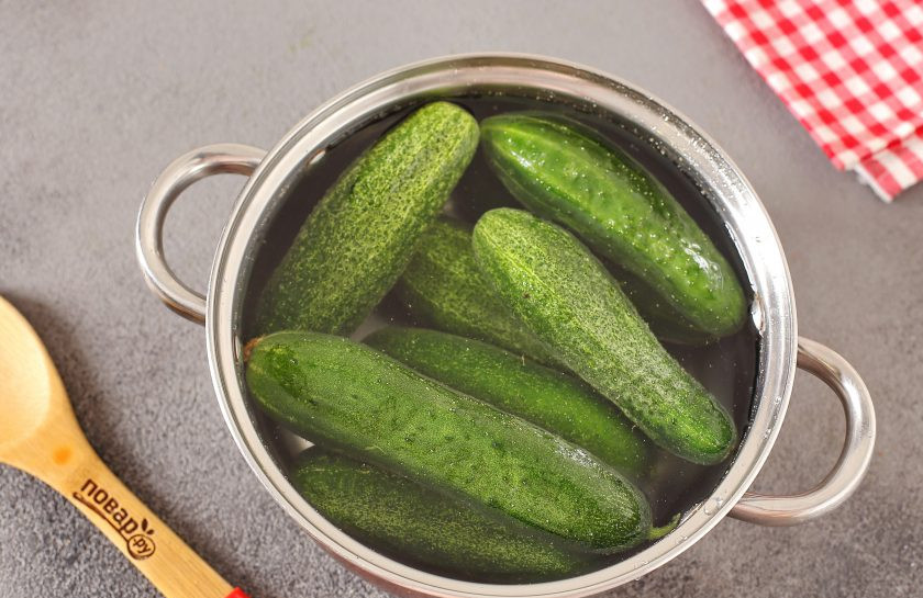 1. Этап. Маринованные огурцы как в СССР: Огурцы замочите в холодной воде на 2 часа.