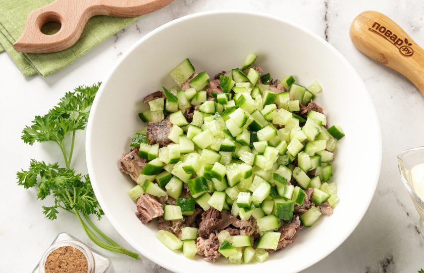 1. Этап. Салат с тунцом, огурцом и майонезом: Огурец помойте и нарежьте кубиками.