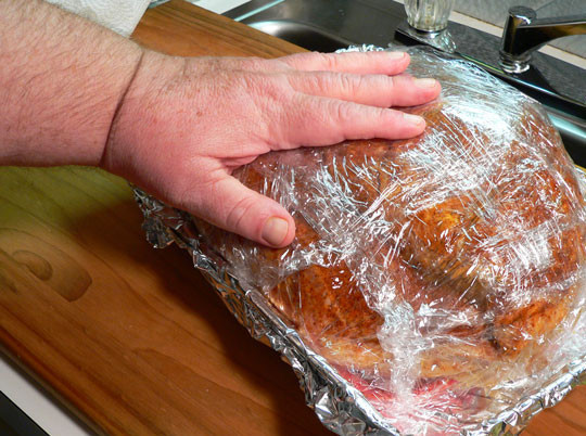 1. Этап. Запеченное мясо в духовке: Оберните мясо пищевой пленкой и оставьте на ночь.