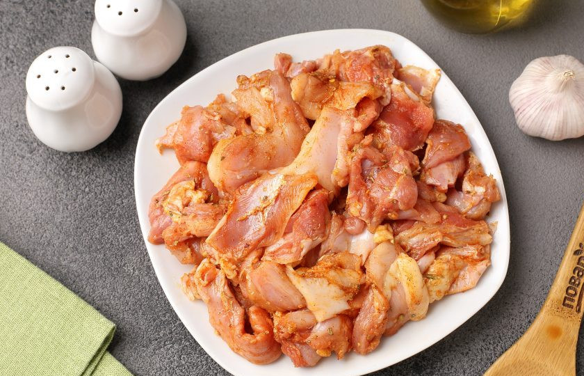 1. Этап. Ближневосточный плов с курицей и помидорами: Куриное филе отделите от костей, нарежьте порционными кусочками, натрите солью и специями.