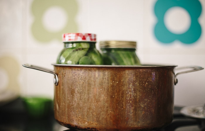 1. Этап. Огурчики по-польски: Прикройте банки крышками стерилизованными и поставьте в кастрюлю с кипящей водой еще на 10 минут. Затем можете огурцы закатать и дать им остыть.