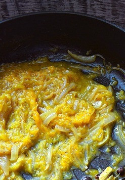 1. Этап. Купаты из индейки с апельсиново-мандариновым соусом: Удалить специи. Оставить под крышкой. На данном этапе, соус можно пробить блендером до желаемой структуры.