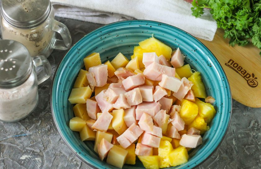 1. Этап. Новогодний салат Три в одном: Точно так же нарежьте ветчину: свиную, куриную и т.д., можно вместо нее использовать копченую грудинку, балык или качественную колбасу из рубленного мяса.