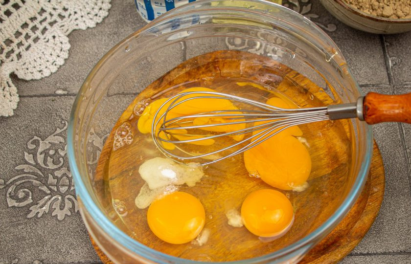 1. Этап. Льняной кето-хлеб: Яйца смешайте венчиком с солью.
