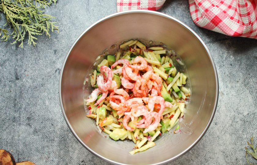 1. Этап. Салат с креветками и авокадо и яблоком: Добавьте в салат креветки и перемешайте.