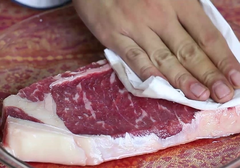 1. Этап. Стейк из говядины в духовке: 1. Вымойте стейк, хорошенько промокните его от воды.