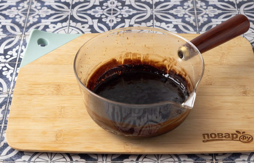 1. Этап. Глазурь из кэроба: Проварите глазурь 1-2 минуты до необходимой консистенции.
