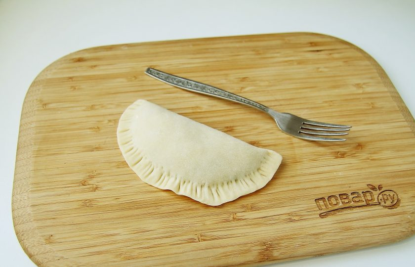 1. Этап. Диетические чебуреки: Накройте начинку вторым краем, соедините края и пройдитесь вилочкой.