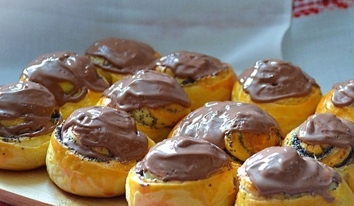 1. Этап. Маковые булочки под шоколадом: Дать шоколаду застыть.