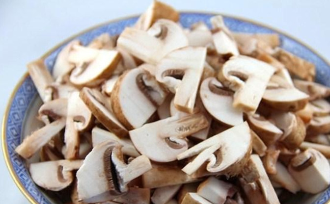 1. Этап. Салат со свежими шампиньонами: Теперь нарежьте грибы тонкими пластинками и выложите в салатник.