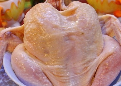 1. Этап. Куриный рулет в пакете из-под молока: Для рулета можно взять целую курицу, а можно купить грудку и несколько бедрышек. Срезаем с курицы мясо (можно с кожей, можно без).