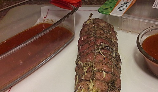 1. Этап. Рулет из индейки к Новогоднему столу: Положите в форму для запекания часть соуса и воду. Размешайте. Добавьте рулет, обмажьте его со всех сторон этим соусом. Поставьте в духовку, разогретую до 160*С на один час. Блюдо готово! Снимите кулинарную веревку.