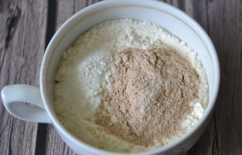 1. Этап. Манник с яблоками на сметане: В муку добавьте разрыхлитель, ваниль и корицу, всыпьте эту смесь к яйцам и снова взбейте.