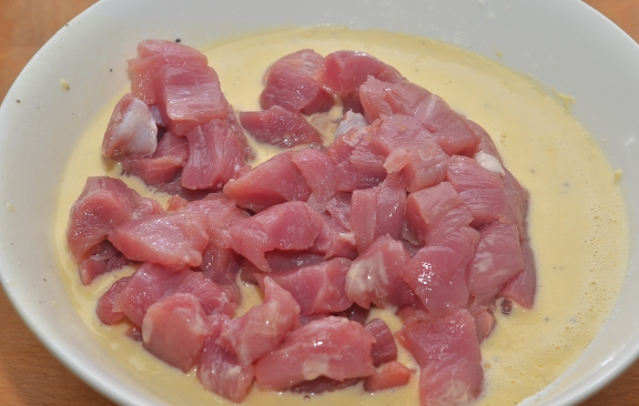 1. Этап. Мясо в кляре по-китайски: 4. Небольшими порциями отправлять мясо в кляр и обволакивать со всех сторон.