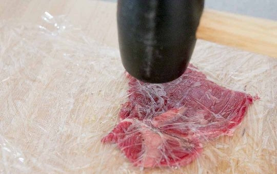 1. Этап. Говядина со сладким перцем: 2. Отбейте слегка, завернув в пищевую пленку.