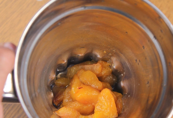 1. Этап. Сливовое пюре: 5. Спустя указанное время отправляем сливы в чашу блендера и начинаем измельчать. Масса должна быть пюреобразной.