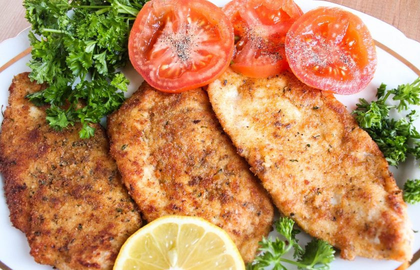 1. Этап. Куриные отбивные в панировке: 6. Переложите отбивные на бумажное полотенце, затем выложите на блюдо и подавайте со свежими овощами.