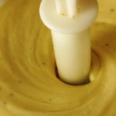 1. Этап. Майонез на перепелиных яйцах: Масса постепенно будет становиться более светлой и густой.