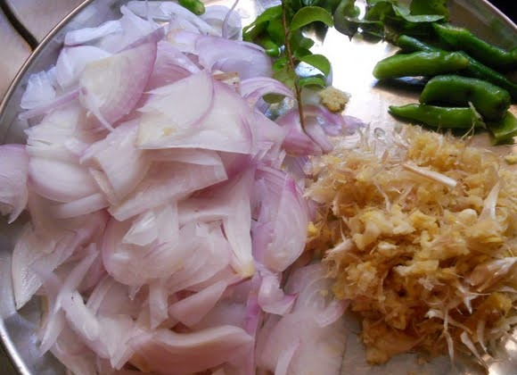 1. Этап. Томленная говядина со специями: 1. Первым делом очистите и измельчите имбирь, лук, чеснок, чили. Вымойте и нарежьте средними кусочками мясо.