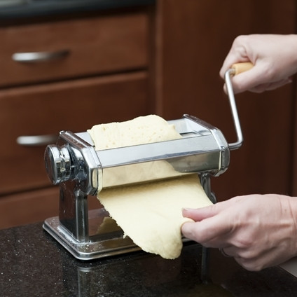 1. Этап. Равиоли с сыром: 8. Теперь надо раскатать довольно тонкое тесто. Можно это делать скалкой, а можно воспользоваться специальным устройством для приготовления теста.