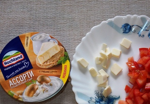 1. Этап. Сытная запеканка с яичной заливкой: Помидор (крупный) и сыр в треугольниках нарезать небольшими кубиками.