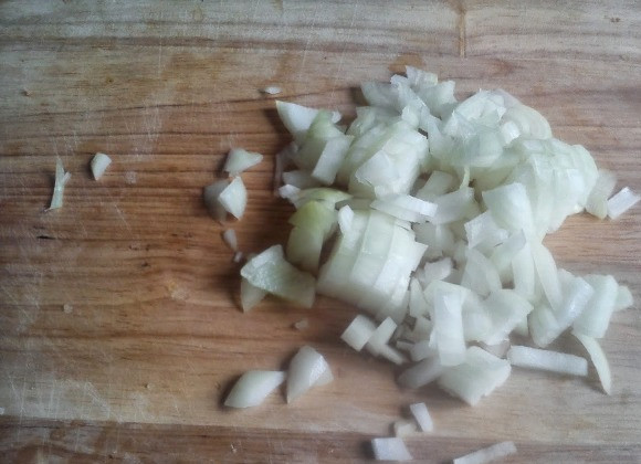 1. Этап. Картофель с сосисками в мультиварке: Для начала мы чистим репчатый лук и режем его мелко.