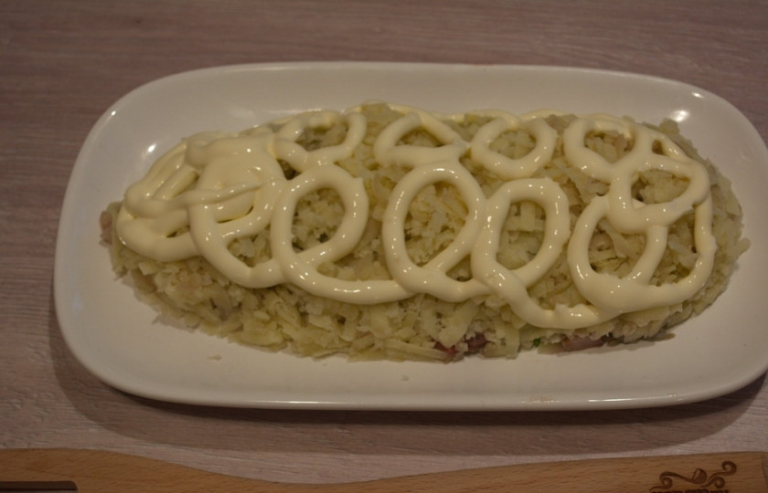 1. Этап. Салат Лисий хвост: Слой картофеля нужно посолить, поперчить и смазать майонезом.