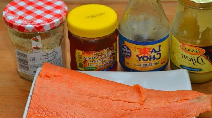 1. Этап. Маринованный лосось: Заранее подготовьте все необходимые ингредиенты. Филе лосося вымойте, обсушите и зачистите от оставшихся косточек. Также вам понадобятся мед, горчица, соевый соус и кунжут.